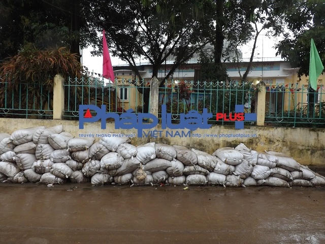 Những bao tải đựng chất bẩn được tập kết ngay phía trước Trường Mầm non thôn Chi Đông.