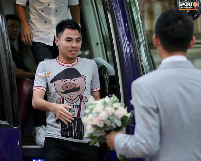 Chú rể Hùng Dũng đợi sẵn ở cửa xe, bắt tay từng người và nhận được những cái ôm cùng nụ cười tươi tắn chúc phúc từ những người anh em luôn sát cánh cùng anh ở CLB Hà Nội.