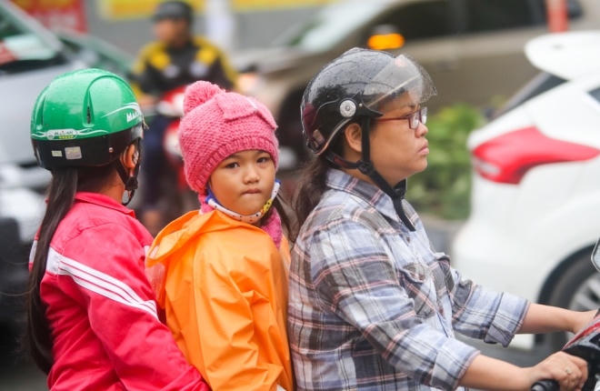 Trong đó, các em học sinh được phụ huynh chăm sóc kỹ với áo lạnh, mũ len, khẩu trang... để tránh bị cảm lạnh.