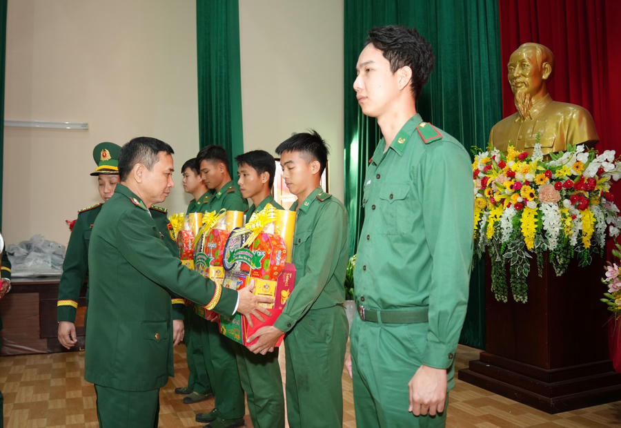 Đại tá Nguyễn Quang Hà - Phó Chính ủy Ban Chỉ huy BĐBP tỉnh Cà Mau tặng quà động viên các quân nhân hoàn thành nghĩa vụ.