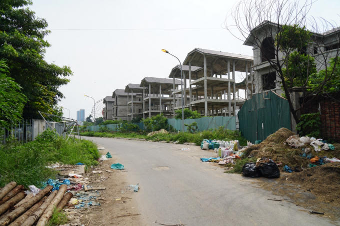 Những đống r&aacute;c chất th&agrave;nh đống, cỏ dại mọc um t&ugrave;m quanh những căn biệt thự triệu USD.