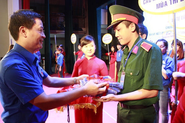 Trong lễ ra qu&acirc;n, Th&agrave;nh đo&agrave;n H&agrave; Nội trao vật dụng cần thiết cho c&aacute;c t&igrave;nh nguyện vi&ecirc;n tham gia Tiếp sức m&ugrave;a thi.