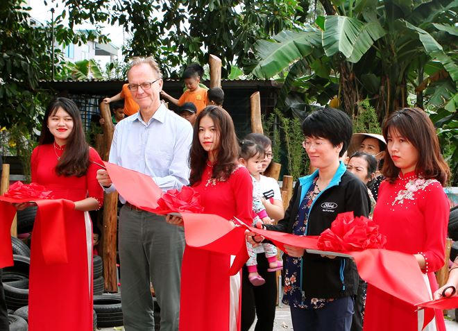 Khánh thành và đưa vào sử dụng sân chơi tái chế Hà Lỗ, huyện Đông Anh.