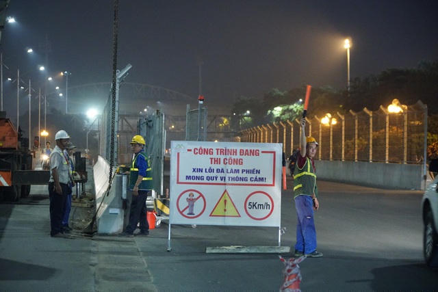 Một công nhân đang thi công tại công trường cho biết, đơn vị đang tiến hành tháo dỡ cất kho các hạng mục để bảo quản. Khi có quyết định về việc đua trở lại sẽ đem ra lắp ghép, đảm bảo chất lượng tuyệt đối cho các hạng mục.