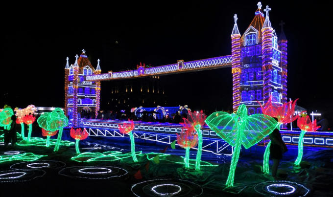 Mô hình cầu tháp London tại thủ đô London, Vương quốc Anh được đặt ngay gần cổng chính, phía trước có 1 cái hồ tái hiện con sông Thames