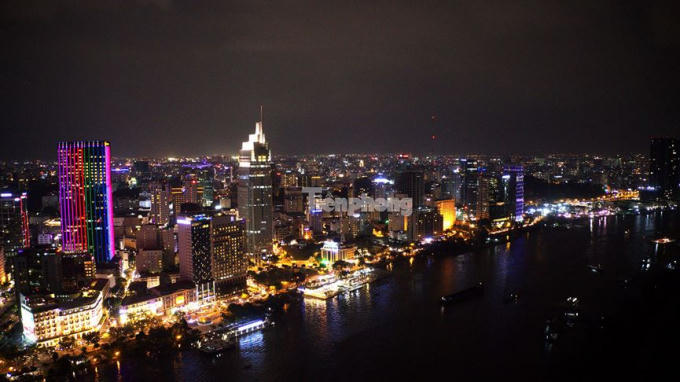 ... chạy dài theo tuyến đường Tôn Đức Thắng.