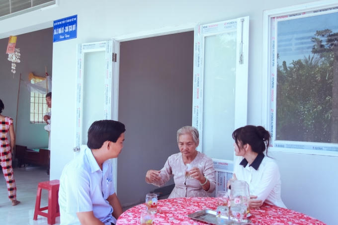 Lý Nhã Kỳ thăm và tặng nhà tình nghĩa cho bà Phan Thi Năm - mẹ của liệt sĩ đang sống cùng cháu nội.