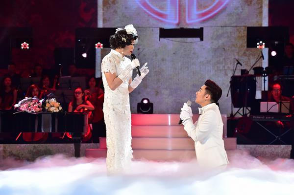 Quang Hà nắm tay Phương Thanh và Siu Black lại gần nhau trong Live Concert
