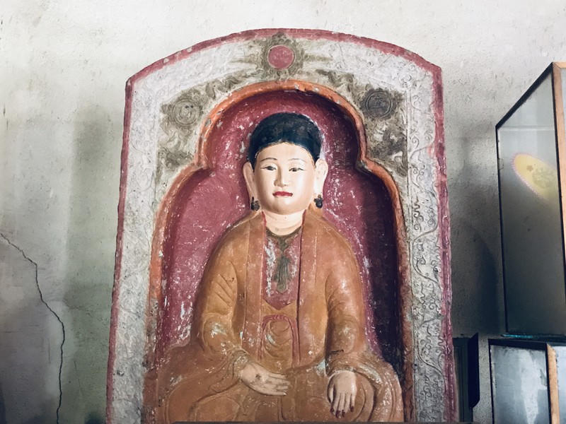Bức phù điêu chân dung Thái Hoàng Thái hậu Vũ Thị Ngọc Toàn. 
