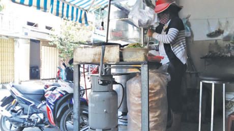 Một quán ăn trong hẻm 606 đường 3 Tháng 2 sử dụng bình gas khá bất cẩn.