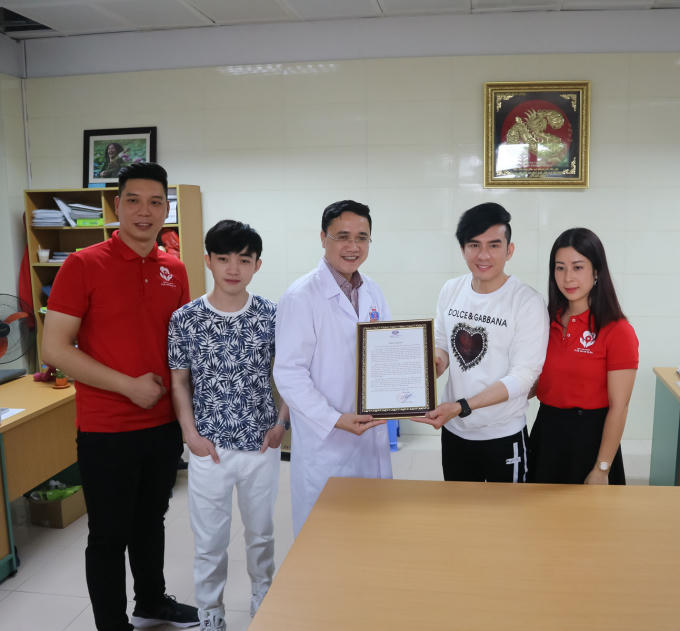 Đan Trường xúc động hát phục vụ bệnh nhân ung thư