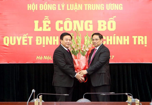 Ủy viên Bộ Chính trị, Bí thư Trung ương Đảng, Trưởng ban Tổ chức Trung ương Phạm Minh Chính trao Quyết định của Bộ Chính trị và tặng hoa cho ông Nguyễn Xuân Thắng.