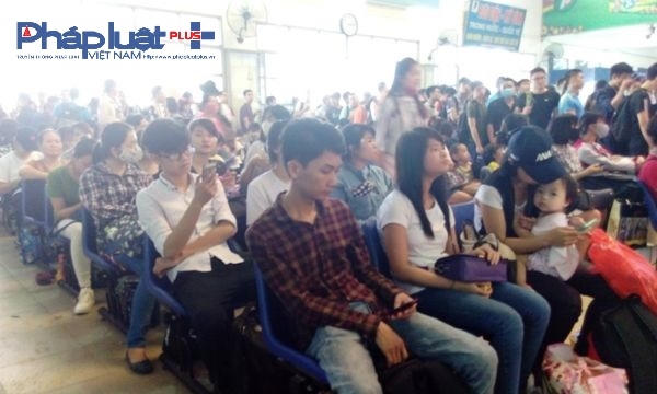 H&agrave; Nội: D&ograve;ng người &ugrave;n &ugrave;n &ldquo;rời đ&ocirc;&rdquo;, c&aacute;c cửa ng&otilde; &ugrave;n tắc