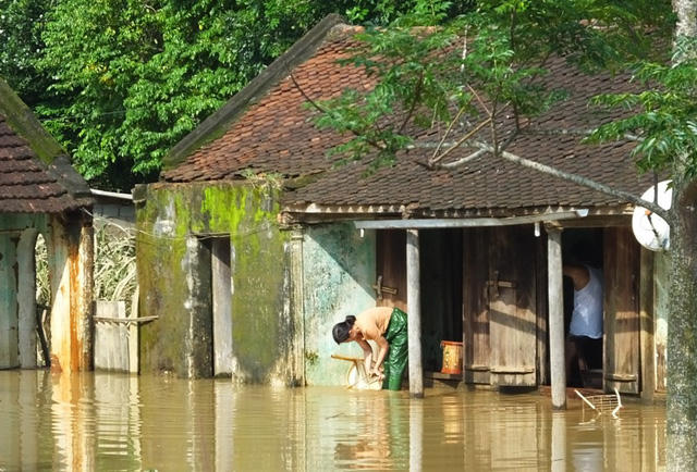 Nhiều ngôi nhà nước vẫn ngập sâu