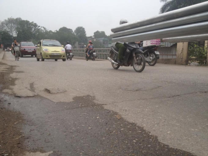 Cầu Tân Nhuệ đang có nguy cơ xuống cấp trầm trọng.