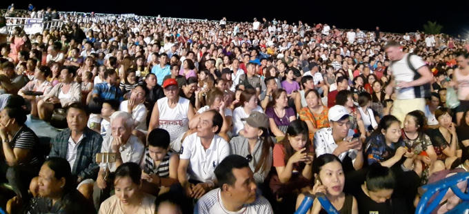 Người dân Khánh Hòa và du khách ngồi chật kín trên khán đài.