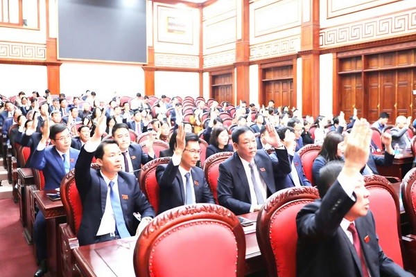 Các đại biểu biểu quyết thông qua các Nghị quyết trình tại kỳ họp.