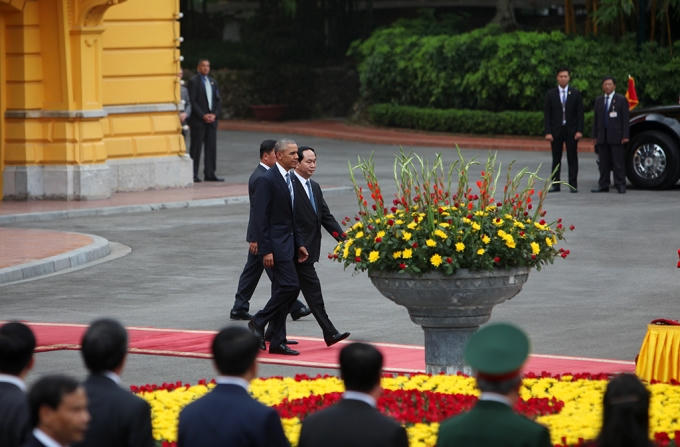 Chủ tịch nước Trần Đại Quang và Tổng thống Obama tiến lên khu vực danh dự.