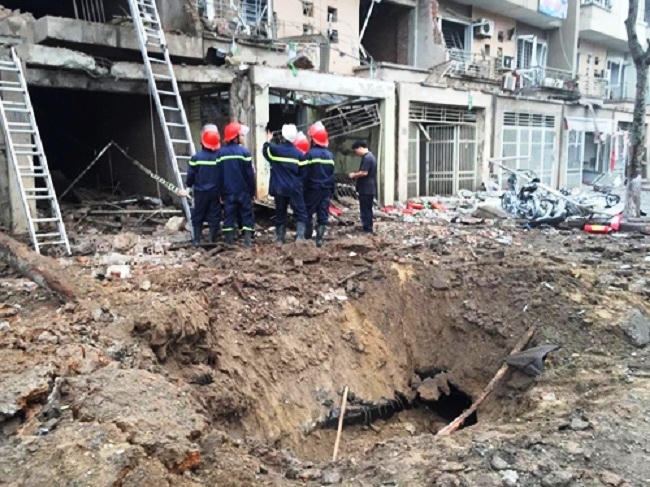 Vụ nổ lớn tạo ra một hố sâu khoảng 1m, có diện tích khoảng 4m2 (Ảnh: Internet).