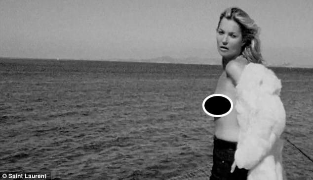 Diện trên mình chiếc áo khoác lông, Kate Moss để ngực trần, ngồi trên máy bay và đứng trên đảo Capri (Ý).
