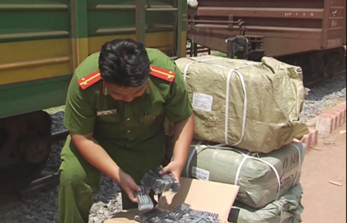 Lực lượng chức năng kiểm tra.