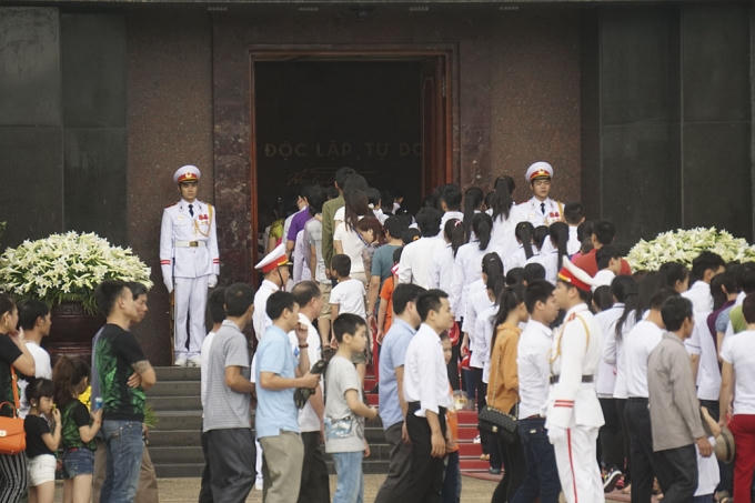 Cửa lăng Chủ tịch Hồ Chí Minh rộng mở đón nhân dân vào viếc Bác