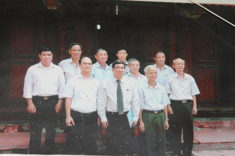 Lãnh đạo xã Cổ Am và một số thành viên trong dòng họ Đào Đăng chụp ảnh lưu niệm cùng Giáo sư, Tiến sĩ Đào Trọng Thi (ảnh: NVCC).  