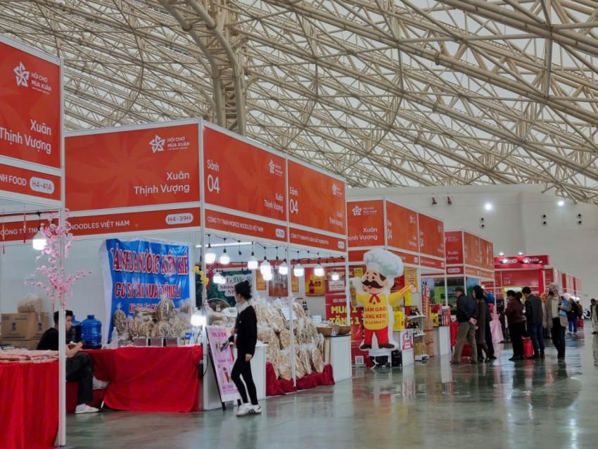 Người dân tham quan, mua hàng tại triển lãm mùa xuân lần thứ nhất.