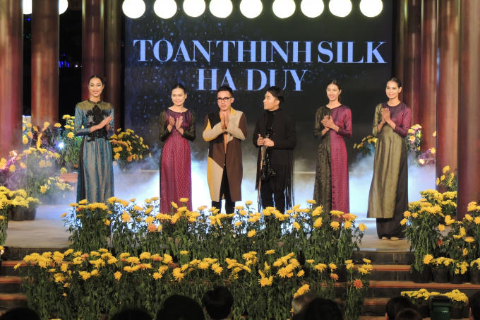 Áo dài cách tân và nhiều học tiết tinh xảo được, nhiều màu sắc đẹp mắt đã được các nhà thiết kế mang đến buổi trình diễn.