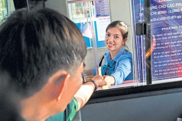 Lái xe phải trả phí vé lượt tại trạm thu phí Long Phước vì cao tốc TP.HCM - Long Thành - Dầu Giây chưa bán vé tháng - Ảnh: Hoàng Minh