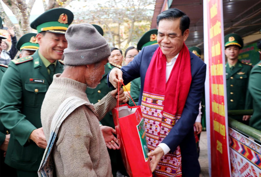 Trao quà Tết cho người nghèo trên địa bàn xã Sơn Lâm.