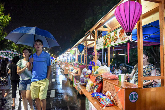 Một số gian hàng bán đồ lưu niệm, ẩm thực cũng đã đi vào hoạt động ngay trong ngày đầu tiên khai trương phố đi bộ.