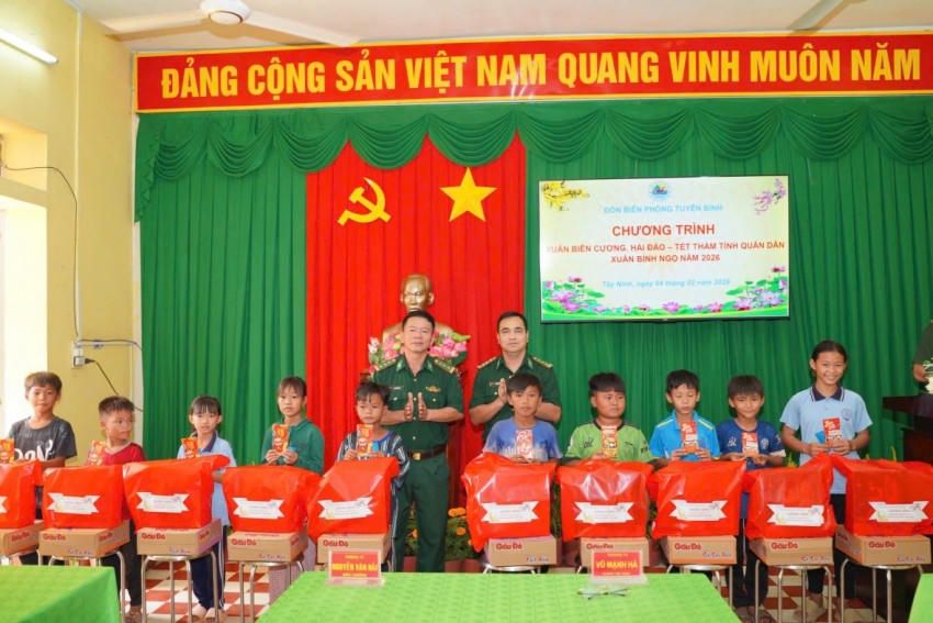 Đồn Biên phòng Tuyên Bình đã trao 40 phần quà với tổng trị giá 12 triệu đồng cho các em học sinh lớp học tình thương do đơn vị trực tiếp giảng dạy