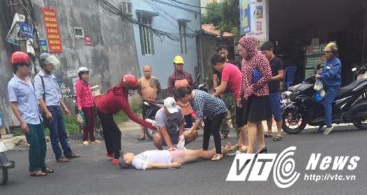 Anh Lộc đang được người dân cầm máu khi bị trúng đạn.