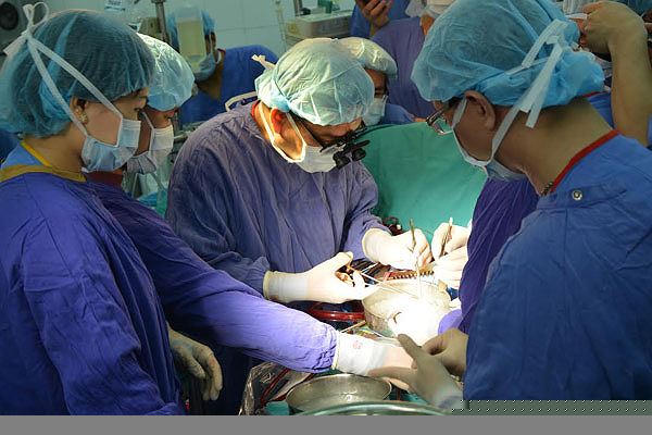Ca ghép thận lịch sử giữa hai người nhiễm HIV