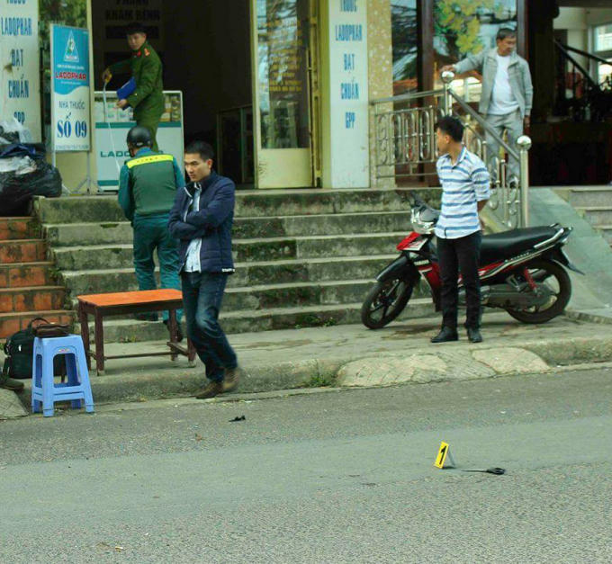 Lực lượng chức năng đang tiến hành khám nghiệm hiện trường.