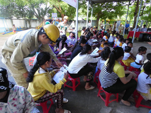 Đoàn Thanh niên EVNNPT lắp đặt và bàn giao khu vui chơi thiếu nhi tại Bình Thuận