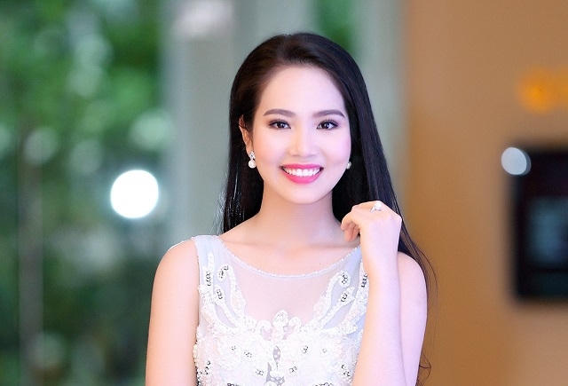 Tân Hoa hậu Áo dài Biển Việt Nam 2016 trở thành tâm điểm của mọi ống kính phóng viên khi vừa xuất hiện tại buổi họp báo tối qua.