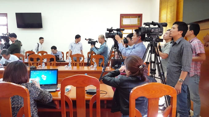 Các phóng viên tác nghiệp tại Công an tỉnh Yên Bái. (Ảnh Huy Trung)