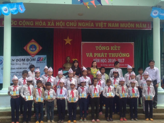 Phát sữa cho các em học sinh trường Nguyễn Văn Trỗi (Kon Tum).