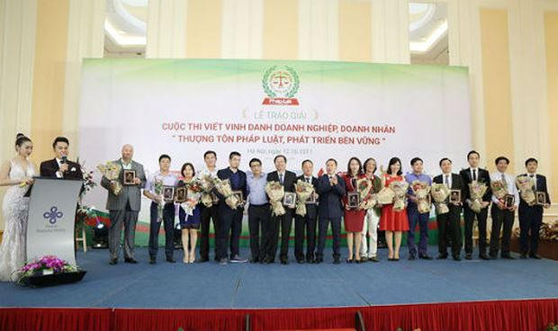 Lễ trao giải cuộc thi viết “Doanh nghiệp, doanh nhân thượng tôn pháp luật, phát triển bền vững” lần thứ 1 năm 2017.