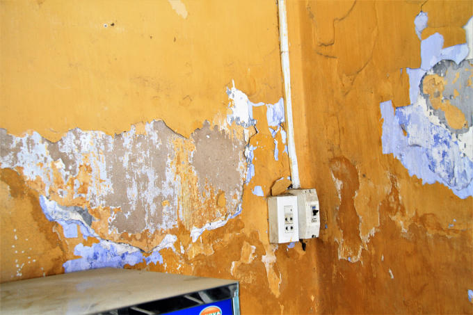 Bức tường xuống cấp và cần được thay thế.