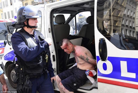 Cảnh sát Pháp 3 ngày khổ sở vì đám fan cuồng Nga, Anh.