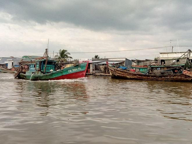 Lực lượng chức năng kiểm tra công tác phòng chống bão.