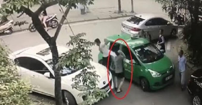Hình ảnh anh Điểm bị tài xế xe Mercedes đánh bị thương (ảnh cắt từ calip).