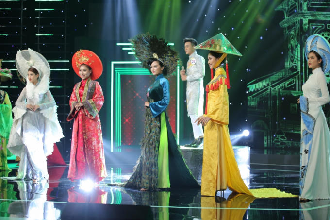 Vừa h&aacute;t vừa tr&igrave;nh diễn bộ sưu tập thời trang, trai đẹp g&acirc;y n&aacute;o loạn Giọng Ca B&iacute; Ẩn