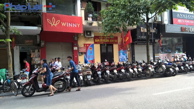 Bãi gửi xe tự phát ngay trước cửa Đảng ủy phường Hàng Bạc.