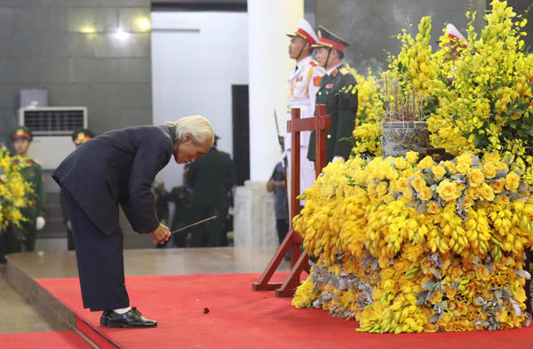 Ông Nguyễn Xuân Hùng thắp hương viếng cố Tổng bí thư. Ảnh: Ngọc Thành