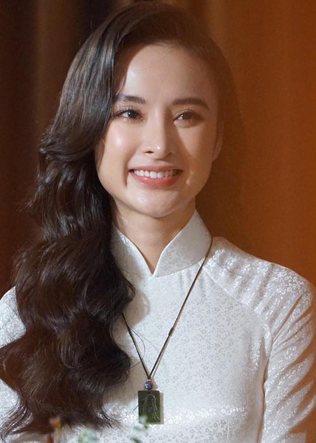 Angela Phương Trinh được khen ngày càng đẹp dù ăn mặc giản dị hơn.