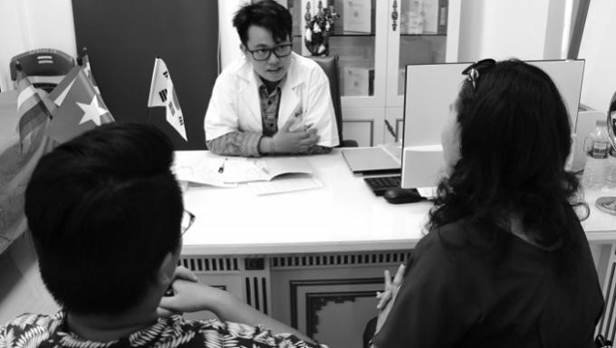 Bác sĩ Johnny Chen đang tư vấn cho hai mẹ con một cậu bé chuyển giới nam.